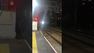 京急１０００形上り快速特急列車逸見駅通過　都営５５００形下り特急列車逸見駅通過