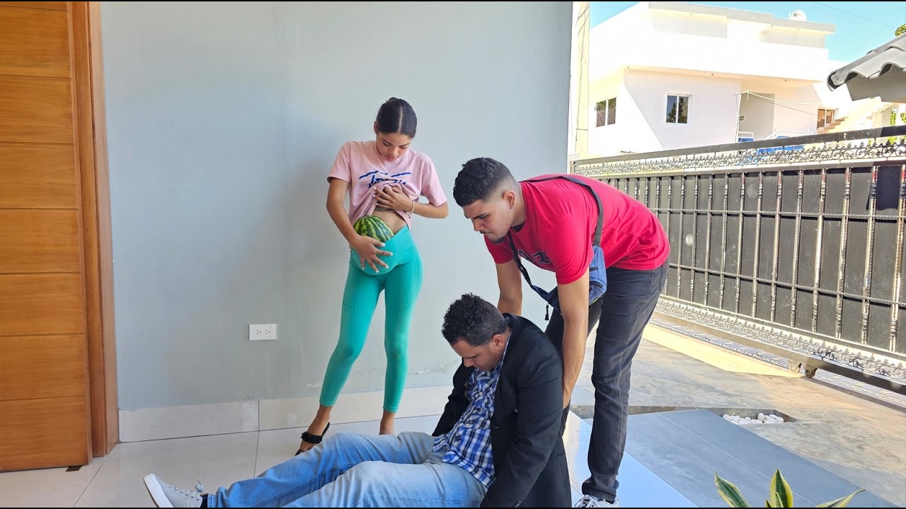 Fingen que está a punto de dar a luz para meterse a esta casa a robar.