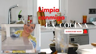 Limpiando la cocina