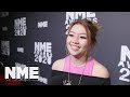 Capture de la vidéo Beabadoobee Talks Hit 'She Plays Bass' At The Nme Awards 2020 - "It's Kind Of Like... A Gay Anthem!"