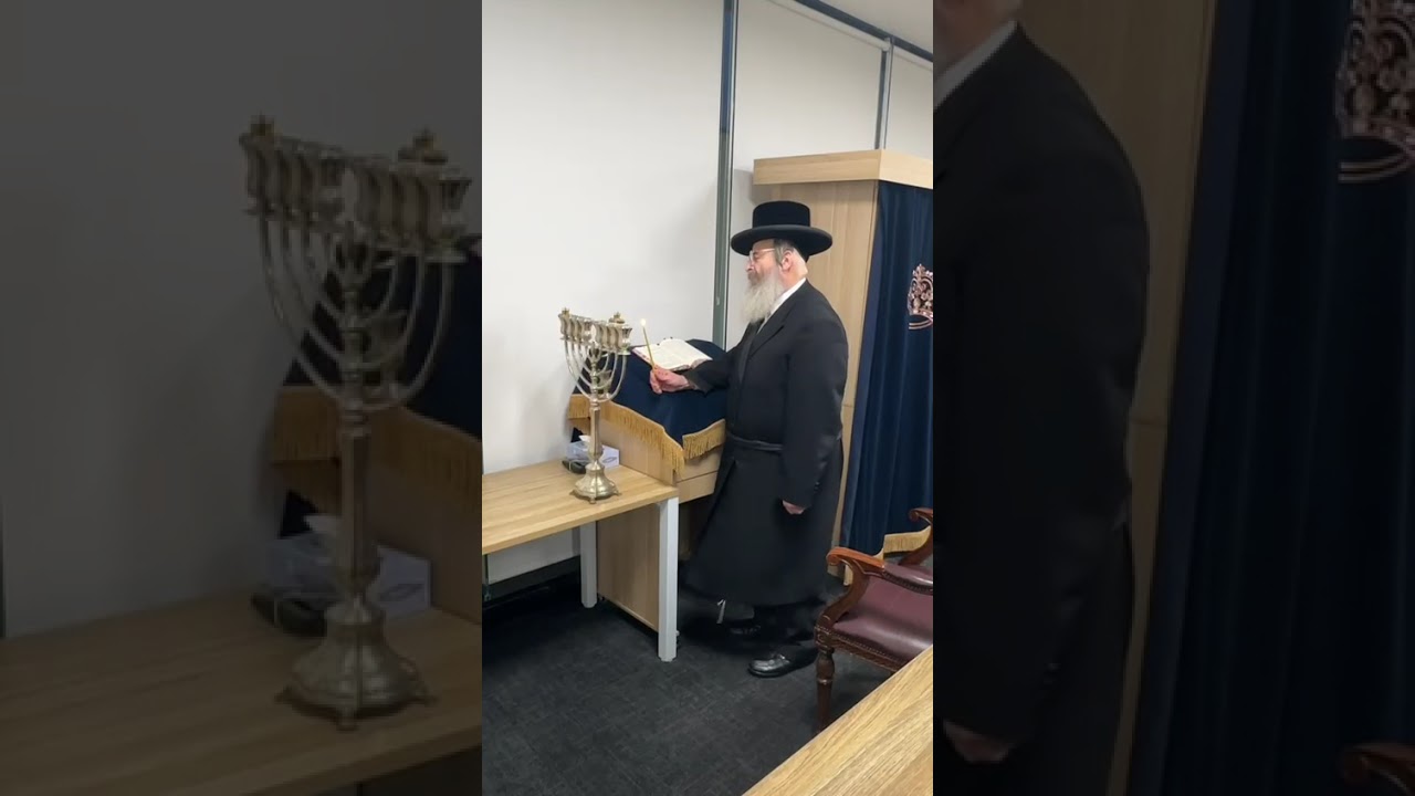 ראשונים בעולם: הג"ר שלמה הכהן קאהן גאב"ד ק"ק עדת ישראל מלבורן, אוסטרליה, בהדלקת נר ראשון