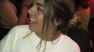 Karol G se enfada con Anuel AA por abrazar a una mujer