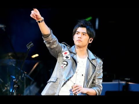 叫他滚出去！周杰伦西安2017演唱会保安丢掉歌迷灯牌，周董大骂保安！