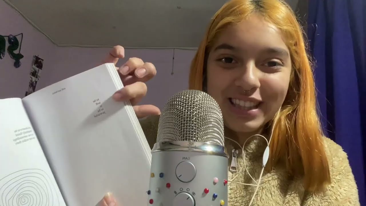 ASMR LEYENDO POESÍA EN INGLÉS| INAUDIBLE, TAPPING, MOUTH SOUNDS| SOFIWI