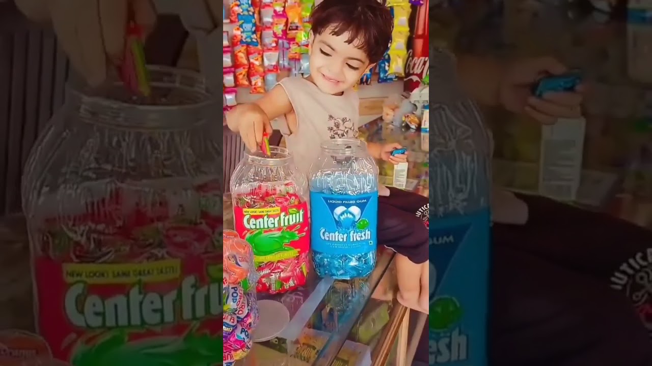 Cute baby ko Chewing gum lollipop cake chij dilayi 😋🍬🍰🍭😋 