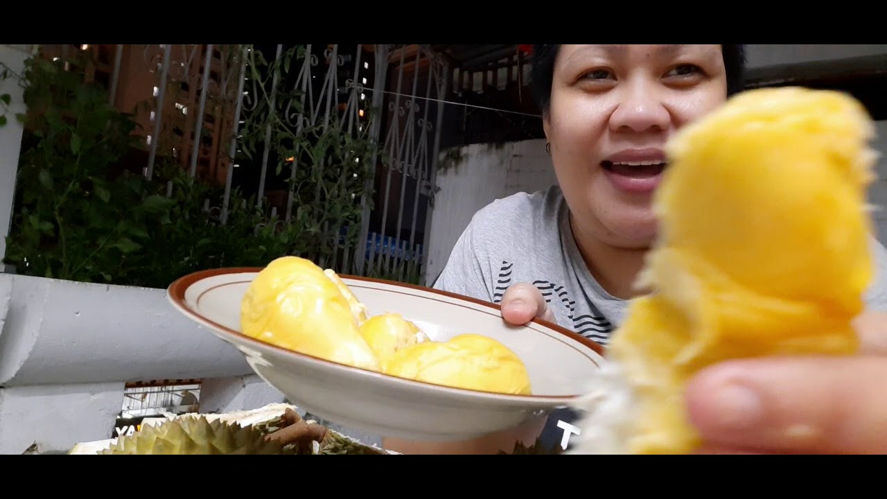 Eating durian - YouTube