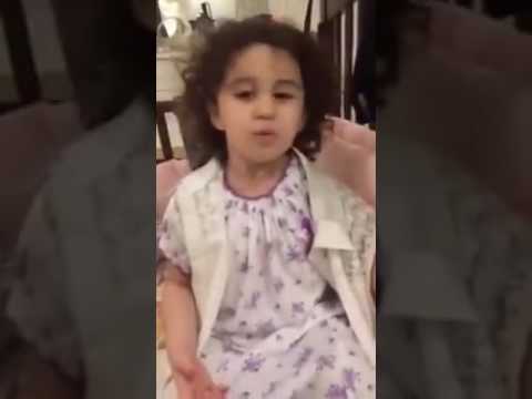 براءة الأطفال طفلة سورية تواسي أمها بعد أن قرر والدها السفر