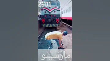 مفاجئة شاب مصري يقف في محطة القطار السريع يقف على السكة الحديدية وأمامه قطار يطلع 