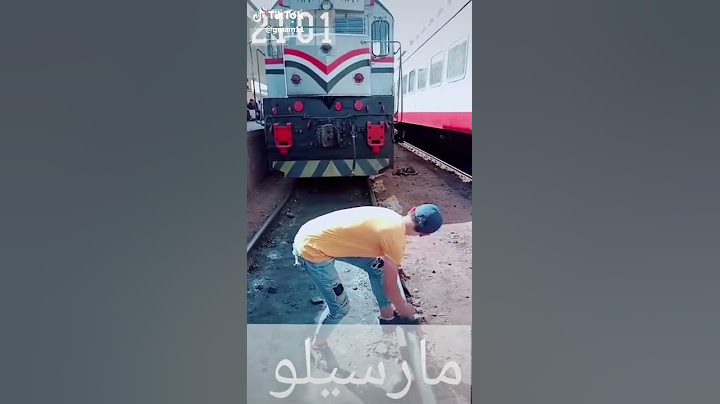 مفاجئة شاب مصري يقف في محطة القطار السريع يقف على السكة الحديدية وأمامه قطار يطلع