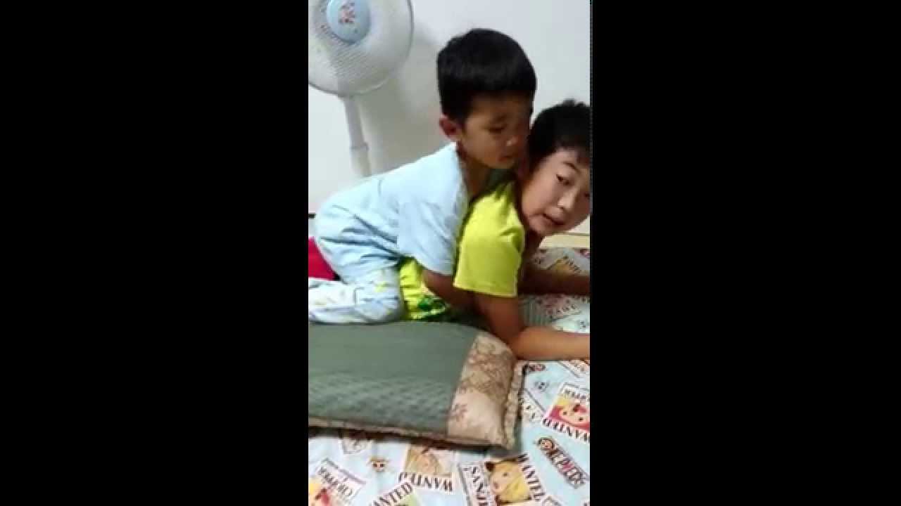 放射能で突然変異した猫 子供のじゃれあい Youtube