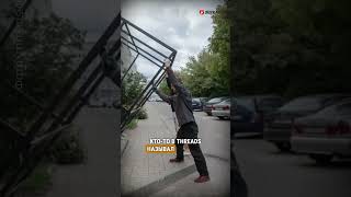В Сморгони жители вплотную у окна на первом этаже установили крытую велостоянку