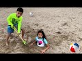 Heidi & Zidane समुद्र तट और रेत की कहानियों पर खेल रहा है