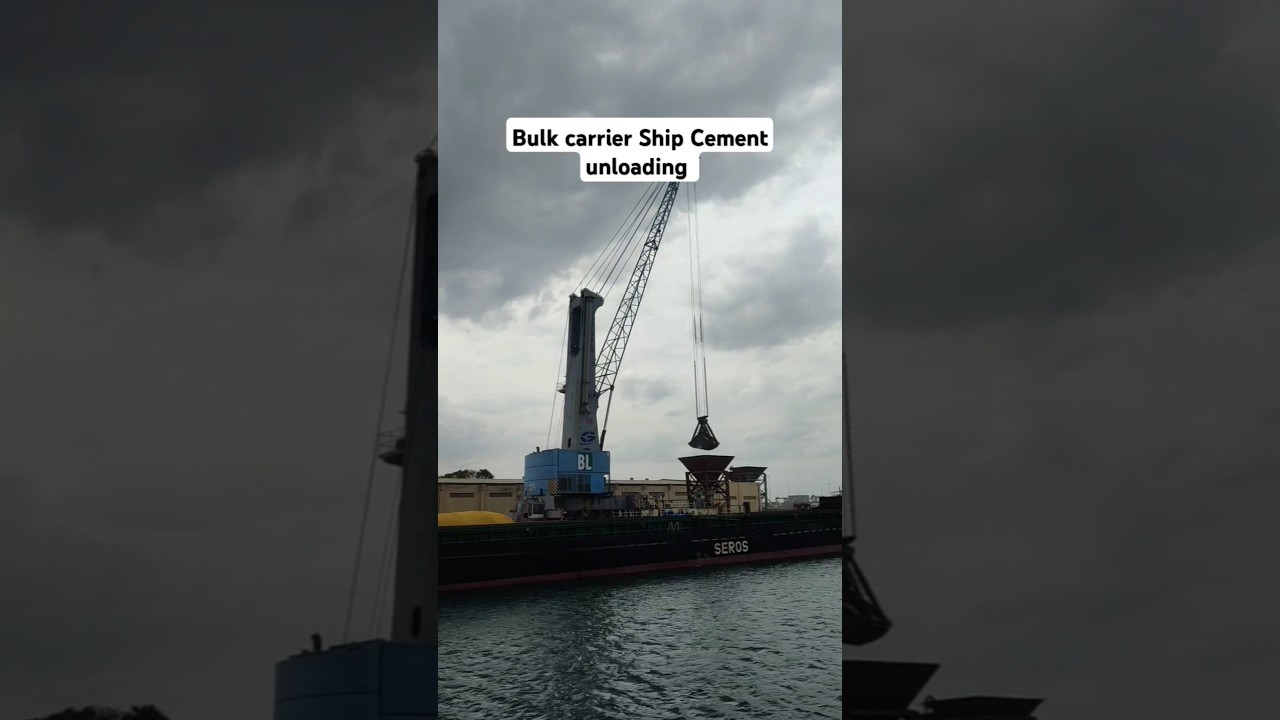 Bulk carrier Ship Cement unloading 
