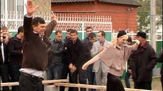 Чеченский Мощный Ловзар 2012. Танцует Ахмед и Аслан