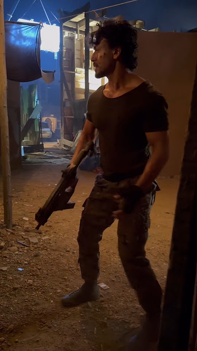 Bade Chote's 'Masti-Full' Action 🤜🤛 #BadeMiyanChoteMiyan