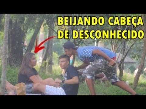 BEIJANDO NUCA DE DESCONHECIDO!!!! (DEU MERDA) - YouTube