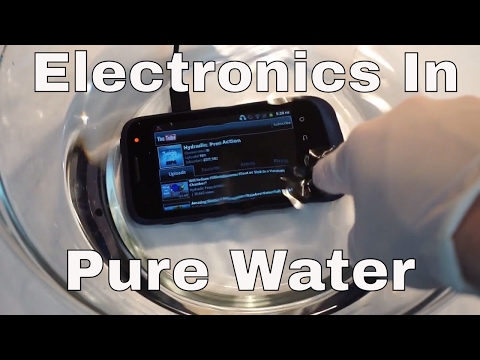 शुद्ध डी-आयनीकृत पाण्यात सर्व काही जलरोधक आहे का? शुद्ध पाण्याच्या चाचणीमध्ये फोन चार्ज करणे