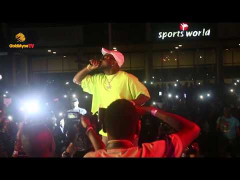 davido-performs-assurance-at-mayorkun's-live-in-ibadan