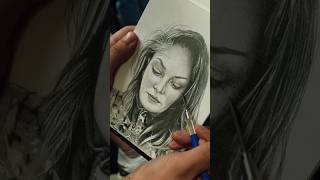 Drawing a random woman on the train! (Sweet reaction) 🥰