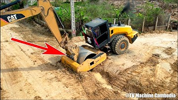Excellent Techniques Operator Skills Excavator Helping Road Roller Stuck In Mud