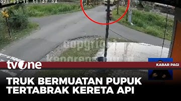 Detik-detik Truk Pengangkut Pupuk Tertabrak Kereta Terekam CCTV | Kabar Pagi tvOne
