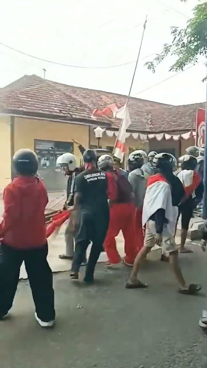 Polsek Purwodadi, Jateng Dilempari Batu Oleh Massa #viralvideo #jateng #polsekpurwodadi #demo