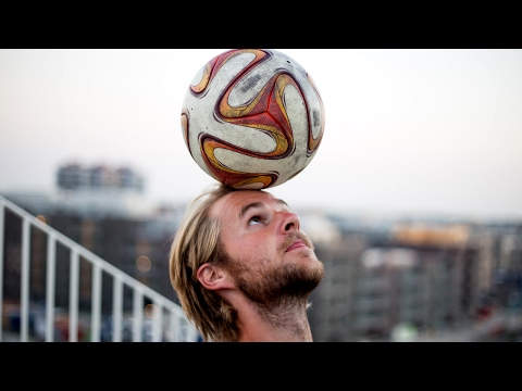 Video: Sådan Holder Du Bolden På Hovedet