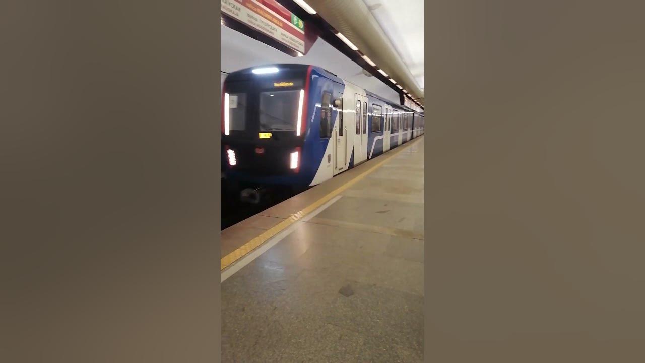 Метропоезд Stadler M110/M111 на станции Молодёжная - YouTube