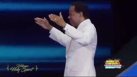 Mục sư Chris Oyakhilome cầu nguyện xin ơn và quyền năng của Đức Thánh Linh giáng trên mọi người.