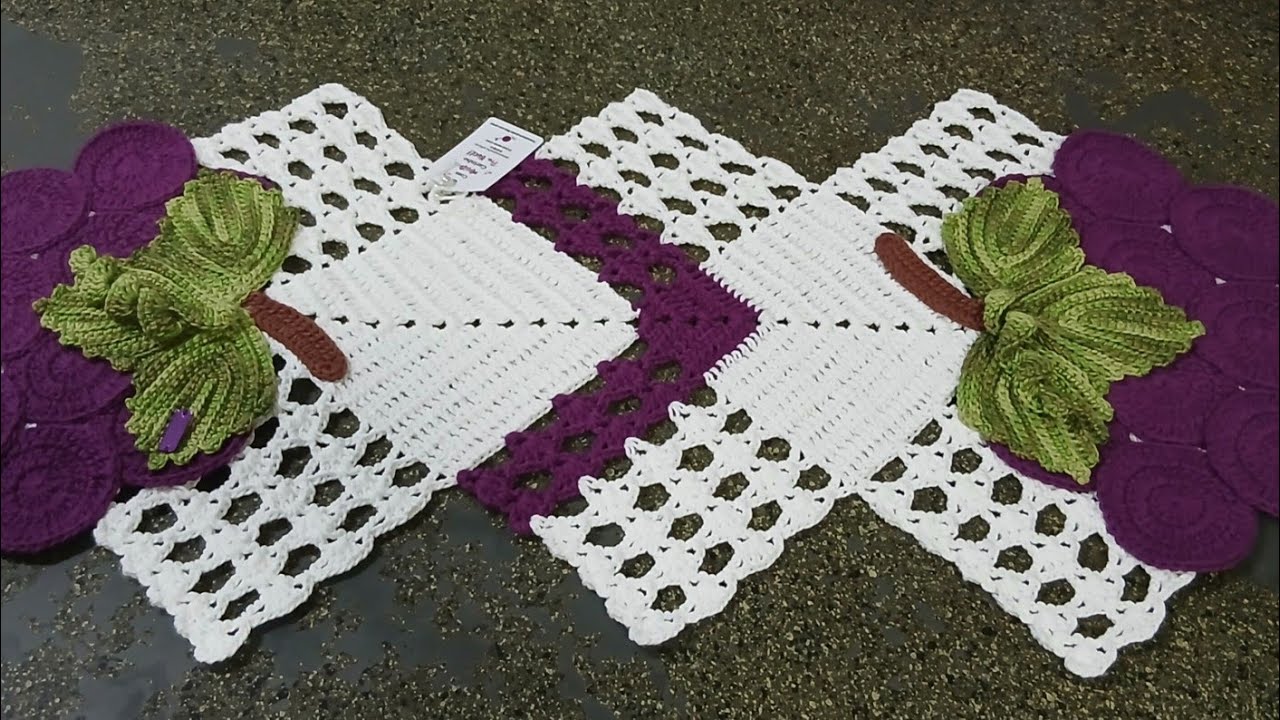 Trilho de mesa triangular com faixa em outra cor, versão destro.   @maria Luiza crocheteria