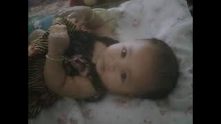 Baby Qila makan biskuit
