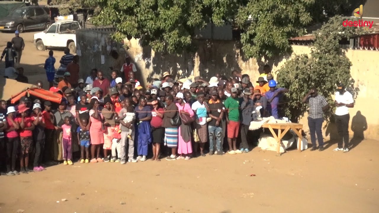 Mhomho yevanhu youya kuzoona mhondi ichiratidza maurairo ayakaita varume vaviri nepamusana peBhishu