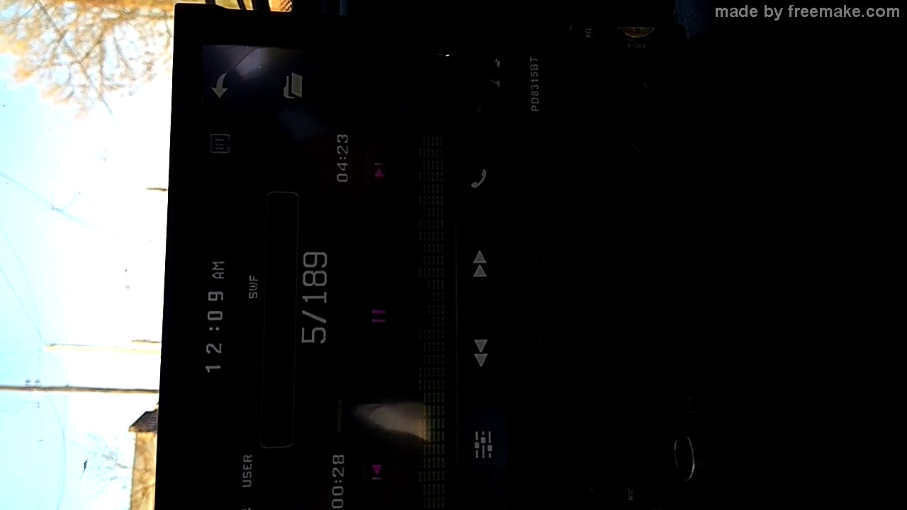 Stereo Pyramid Stereo Pyramid con pantalla retráctil 7