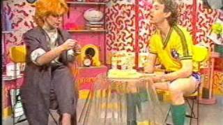 Toyah Willcox - How to make a banana candle! Wide Awake Club 1985