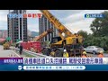 貨櫃車匝道口失控撞翻 駕駛受困變形車頭 駕駛受困近1小時獲救! 現場交通一度大回賭│記者 程奕翔 陳亭汝 顧元松│【LIVE大現場】20240428│三立新聞台