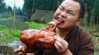 【山藥村二牛】小伙買4斤重的土雞做烤雞，整隻雞用酒壇蓋著一烤，外酥里嫩，吃著真過癮