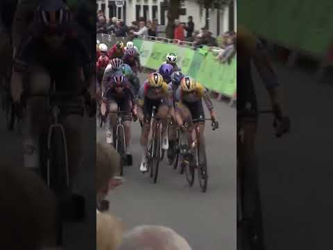 In style 🔥  Lorena Wiebes takes the opening stage of the Tour of Britain with a trademark sprint! 👏