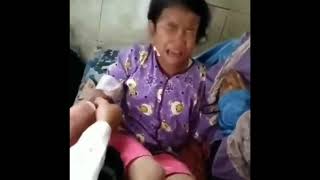 NGAKAK LIAT ANAK KECIL DI URUT, KETAWA SAMPAI SAKIT PERUT