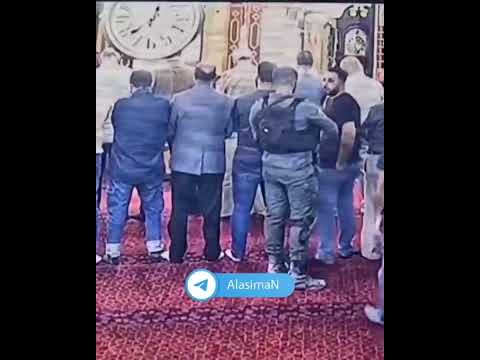 جندي إسرائيلي يقتحم بحذائه مسجد في بلدة بيت حنينا بالقدس المحتلة ويفتش هويات المصلين