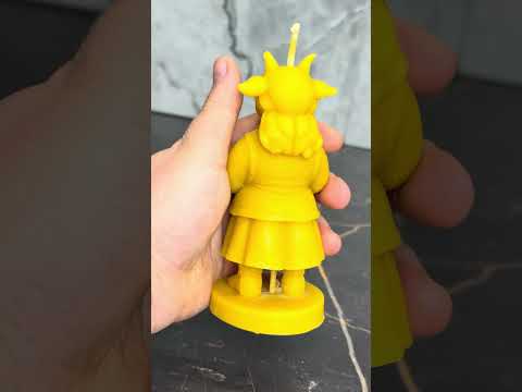 Фігурна свічка Різдвяна коза з зіркою з натурального бджолиного воску етно святкова свічка ручної роботи 13 см, видео 2