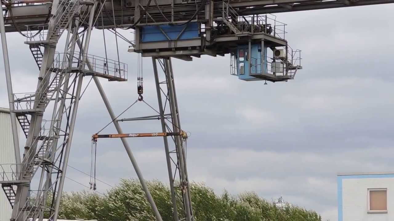 портовый кран АУМУНД в Дюссельдорфе