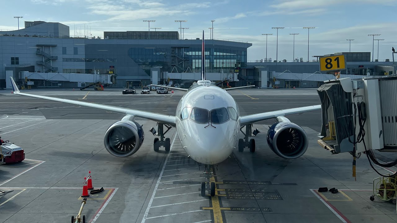 [4K HDR] LaGuardia (New York) Takeoff - Delta Airlines - Airbus A220-171