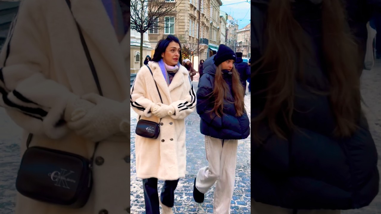 Пальто зі смужкою. Львів мода, центр. 