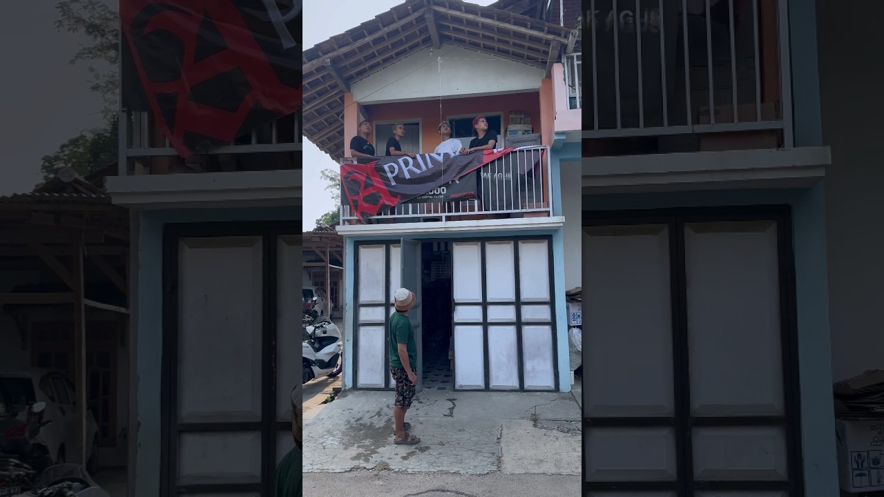 Kalian ada ga temen yang kalo orang lewat tu, suka nyiram air dari atap #shorts #lucu #kocak