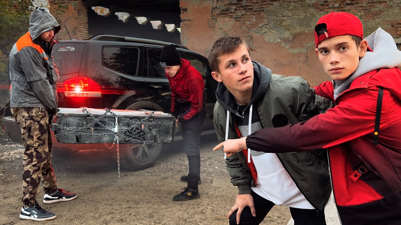 ДЕРЕВЕНСКИЙ НАБРОСИЛСЯ НА ПОЛИЦЕЙСКОГО. ШКОЛЬНИКИ ВЕРНУЛИ ЯЩИК