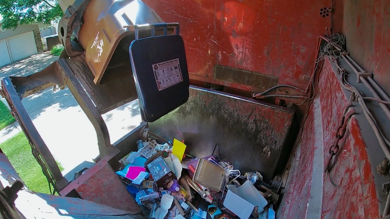 *HOPPER VIEW* Roy Strom 591: Mack LE McNeilus MA Garbage Truck