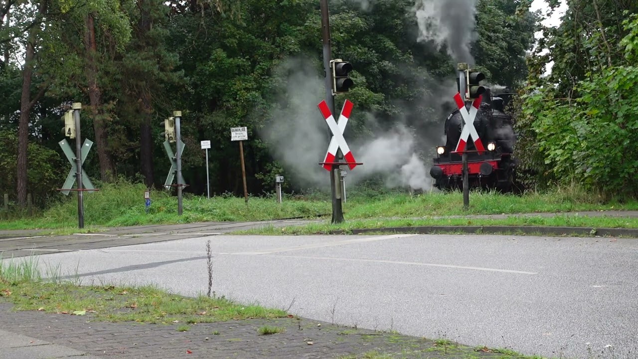 Die Dampflok Karoline fährt über den Bahnübergang