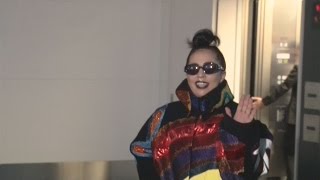 ど派手ファッションで出国　レディー・ガガ韓国へ
