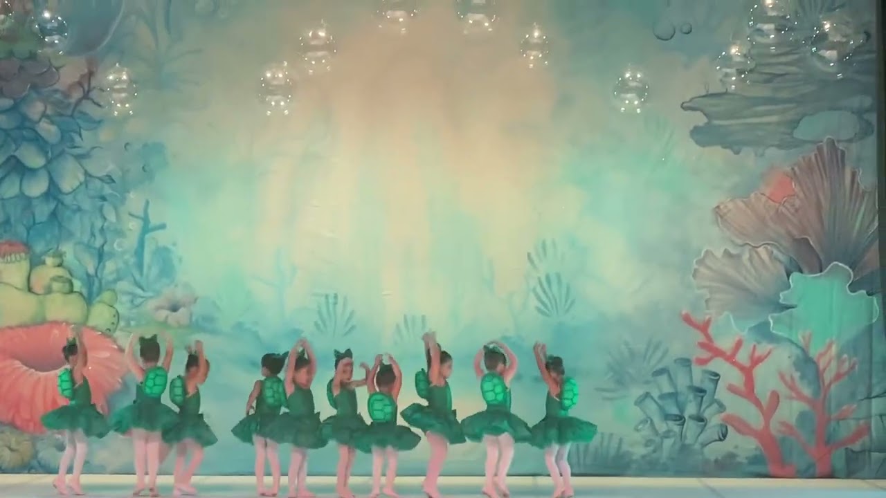 Isabela - dançando ballet TNB z, apresentação final de ano , tartaruga , fundo do mar .