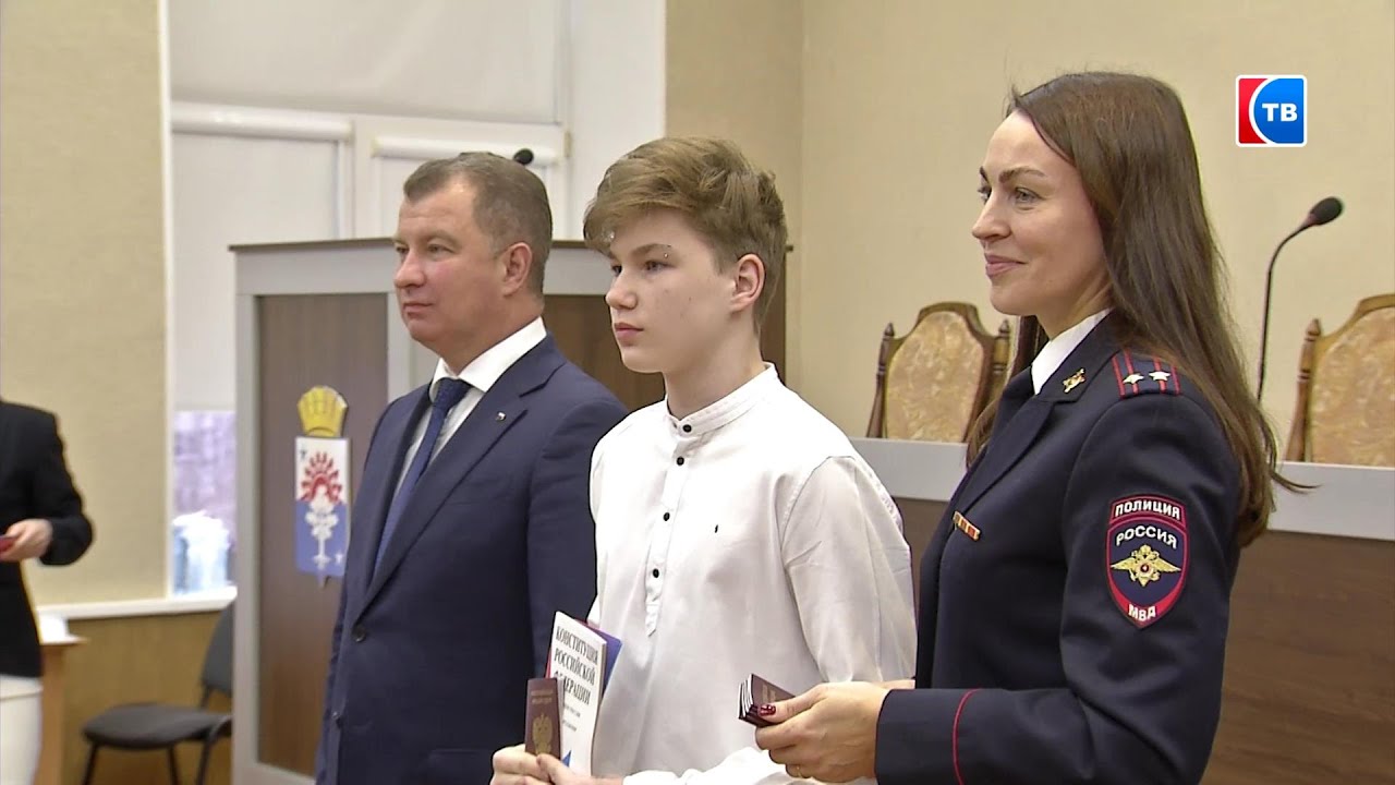 Первая путевка в жизнь 14-летним серовчанам торжественно вручили паспорта